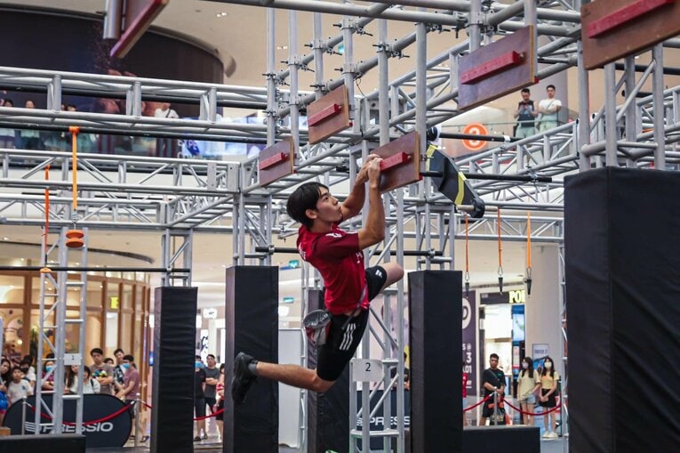 オブスタクルを競技中の山本。日本でも人気のTBS系『SASUKE』のようにも見えるが、より競技性が高い／本人提供