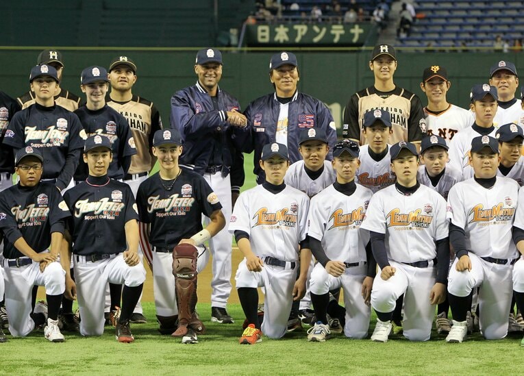 2015年のイベント時。松井、ジーターと“肩を並べて”記念撮影　©JIJI PRESS