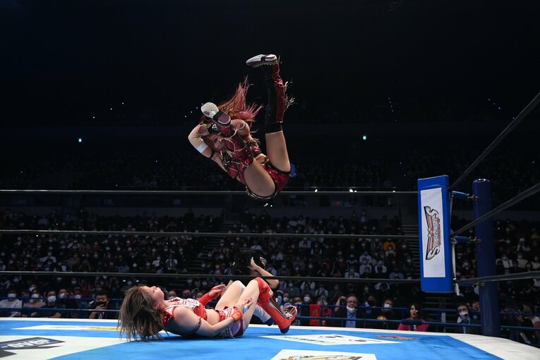 岩谷麻優とのIWGP女子王座戦。フィニッシュとなったインセイン・エルボー　©新日本プロレス