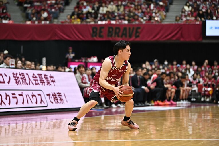 初挑戦のBリーグで存在感を見せる岡田のプレー　©B.LEAGUE