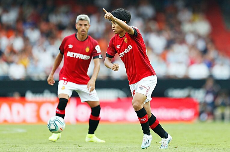 久保建英デビュー戦を象徴する写真。18歳とは思えない味方への指示出し。(3)