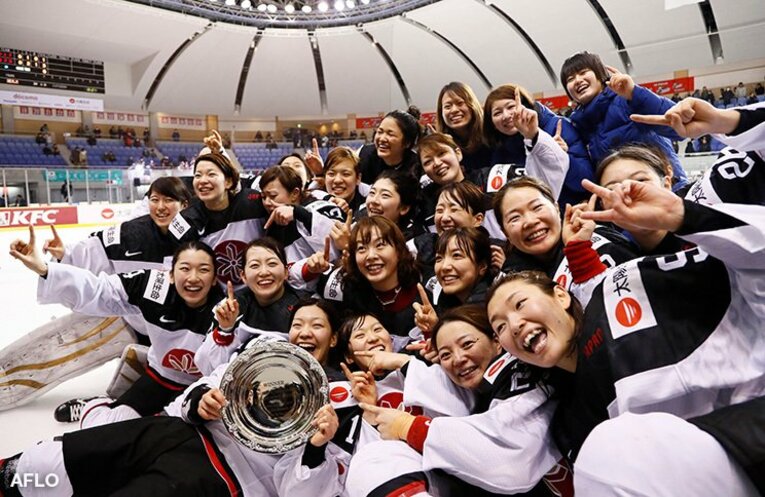 平昌の出場権をかけた最終予選でオーストリア、フランス、ドイツに快勝。日本勢で出場決定一番乗りを決めて歓喜するスマイルジャパン。