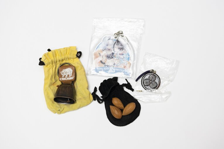 熊鈴や榧（カヤ）の実など。「気休め」程度に持ち歩いているという　©Tomosuke Imai