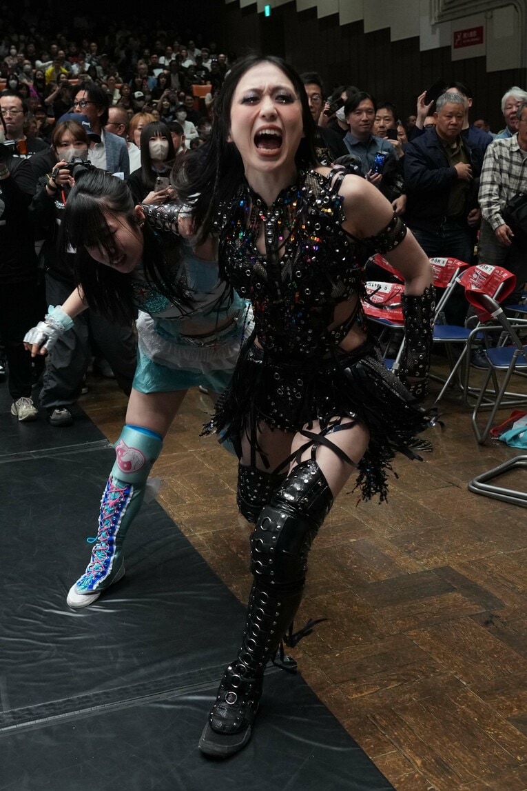 場外で玖麗さやかをいたぶる上谷沙弥。4月11日、後楽園ホール　©Essei Hara