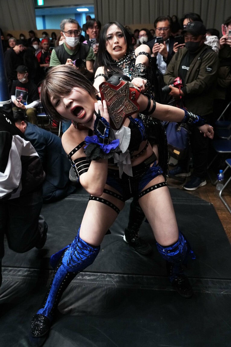 赤いベルトを使って安納サオリを絞め上げる上谷沙弥。12月8日、後楽園ホール　©Essei Hara