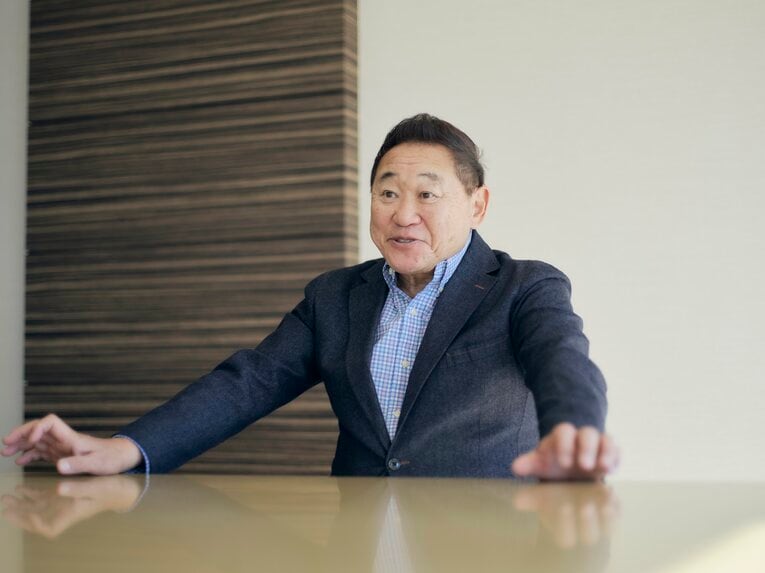 インタビューも解説のごとく豪快な話しぶりの松木さん　©Yuki Suenaga