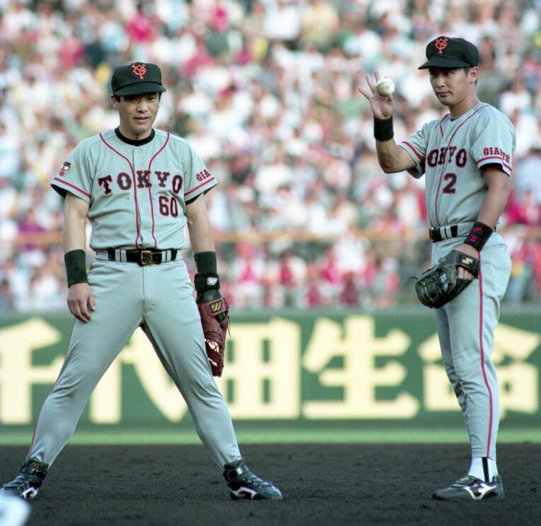 1994年7月26日の阪神戦で。一塁ゴロをエラーし、肩を落とす落合　©KYODO