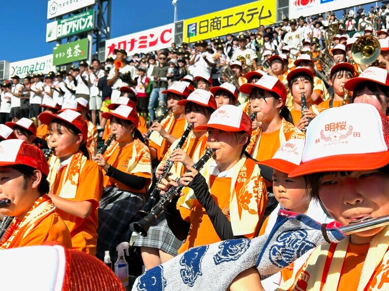 名産「あきたこまち」からヒントを得た『太陽のKomachi Angel』（B’z）を演奏する明桜吹奏楽部　©Yukiko Umetsu