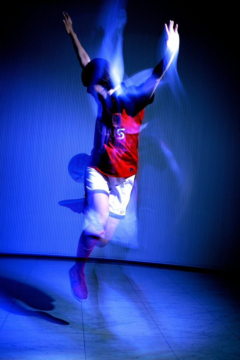 眞嶋さんの「ウマすぎリフティング」連続写真　©Kiichi Matsumoto