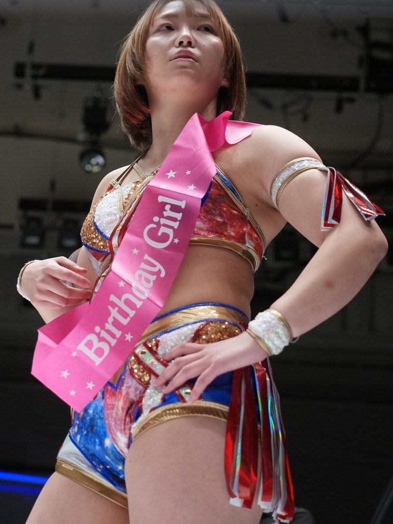 スターダムの鹿島沙希から30歳の誕生日祝いのタスキを掛けられたSareee。3月31日、後楽園ホール　©Essei Hara