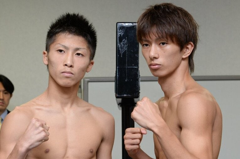 2013年8月25日、日本ライトフライ級タイトルマッチ。田口は初防衛戦の相手に井上尚弥（当時20歳）を指名。写真は前日計量での2人 ／ photograph by Sankei Shimbun