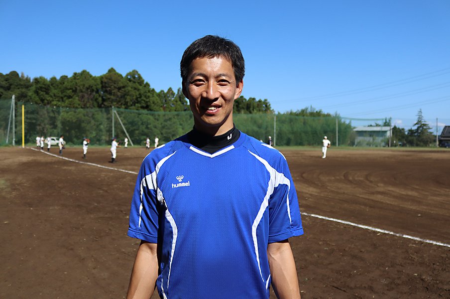 実働3年でケガ続きの戦力外、今も右ひじは曲がったままだが… 元ロッテ守護神が「育成でもプロを経験してほしい」と語るワケ<Number Web> photograph by Kou Hiroo
