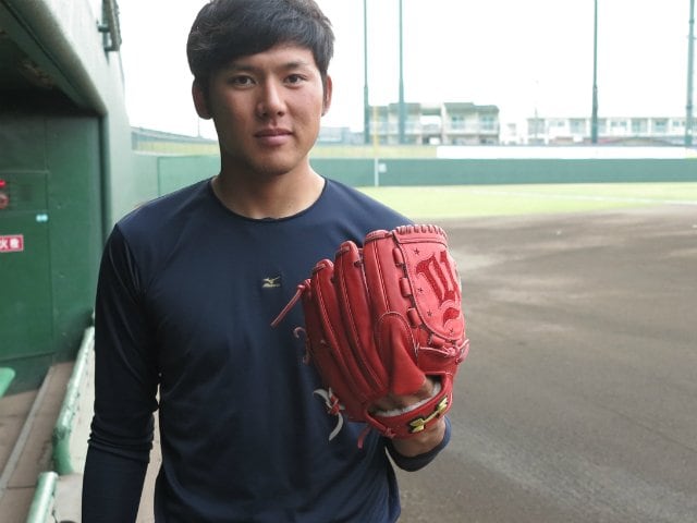 DeNA山崎康晃が贈った魂のグラブ。BCリーグの後輩、伊藤拓郎との絆