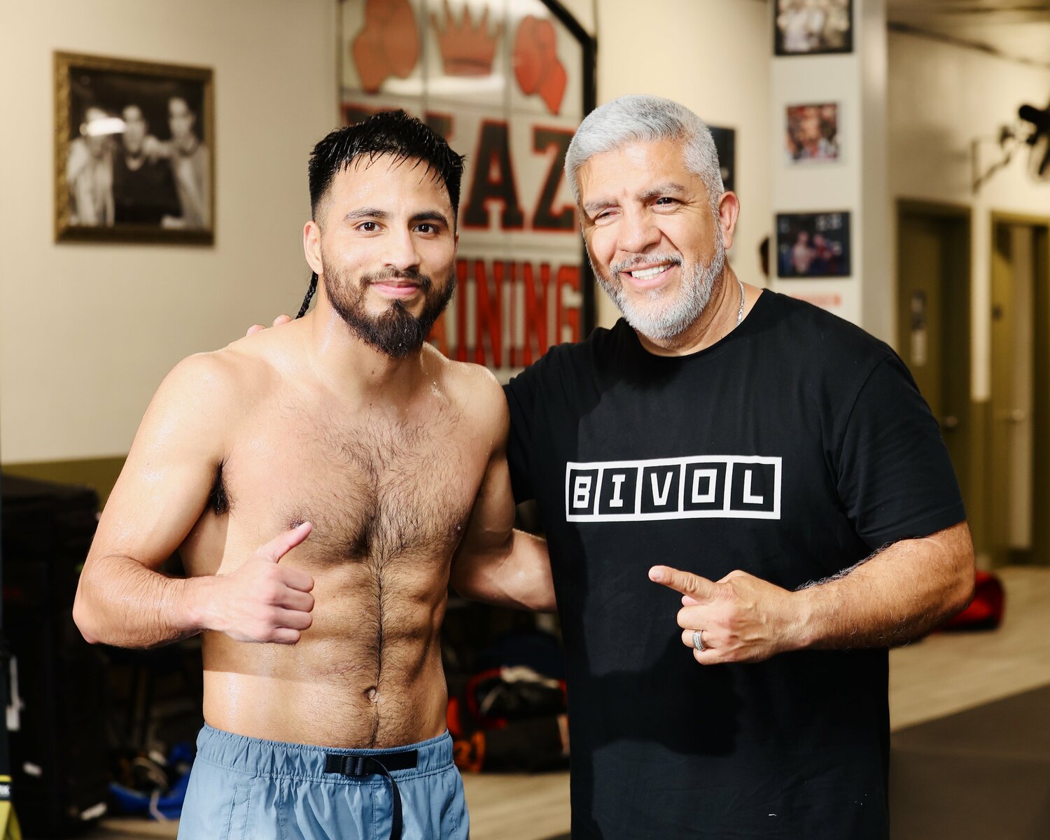 今年5月、井上尚弥を苦しめたカルデナス。右がトレーナーのジョエル。アフマダリエフの参謀役も務める ©︎Mikey Williams/Top Rank