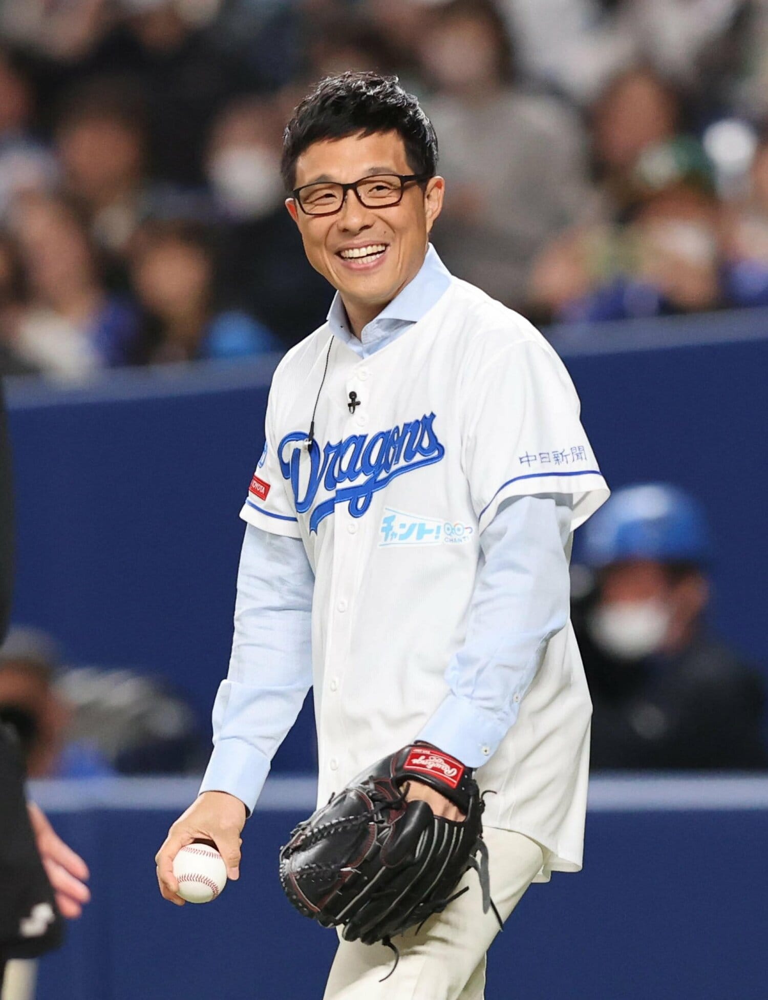 若狭敬一氏。CBCで中日応援番組『サンデードラゴンズ』の司会を昨年まで18年間つとめた。写真は昨年、バンテリンドームでの始球式　©Sankei Shimbun