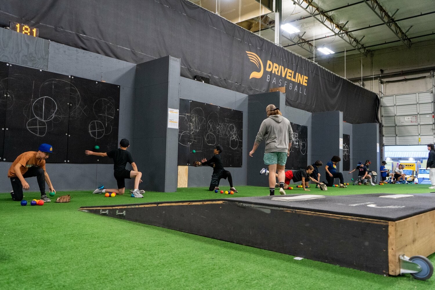 大谷のアップ中の独特の動作で話題になったリバーススローだが、ジュニアの選手も行う基礎ドリルだという／会社提供