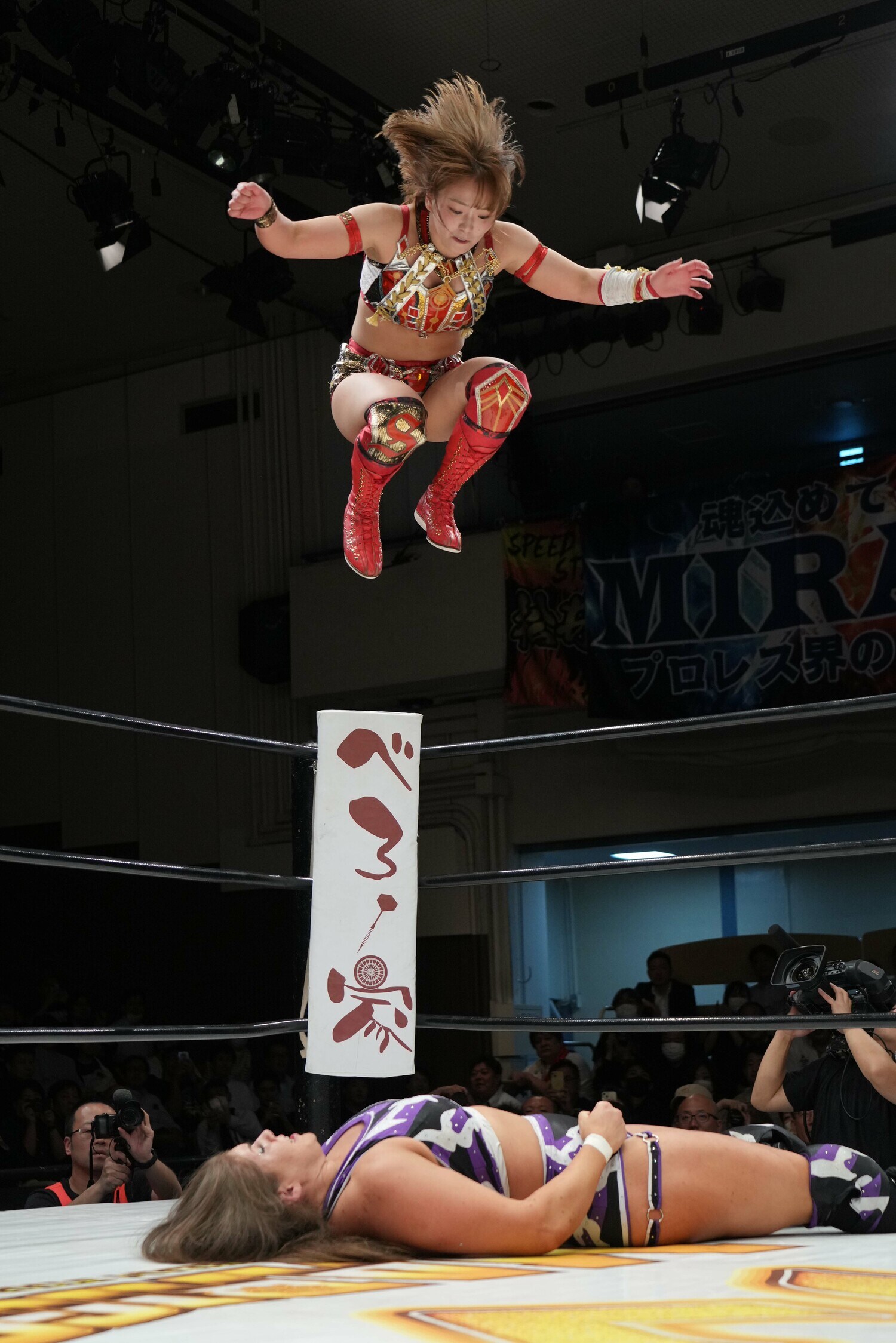 コーナーから両足で踏みつけるSareee　©Essei Hara