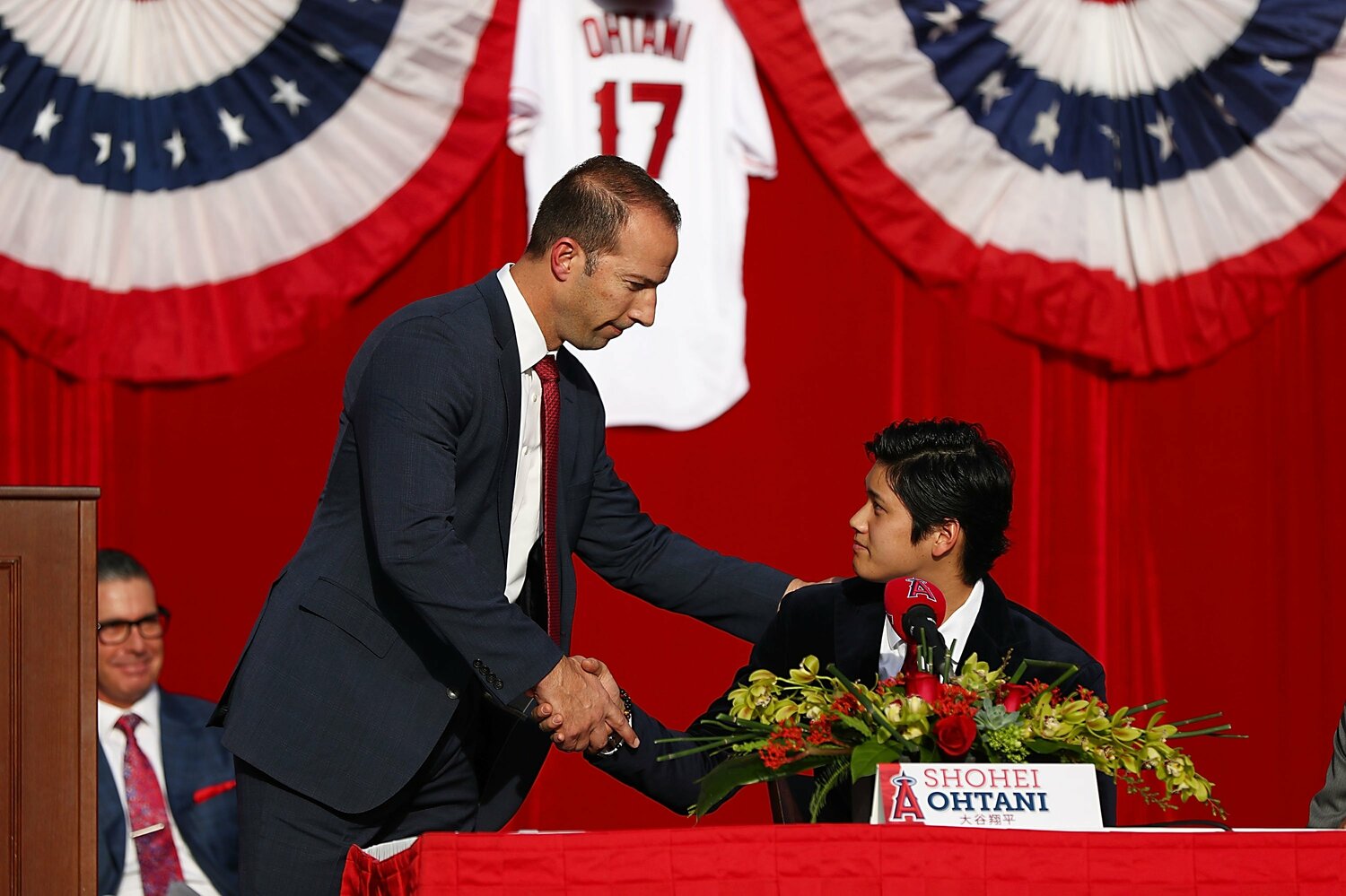 エップラーGMと握手する大谷　©︎Getty Images