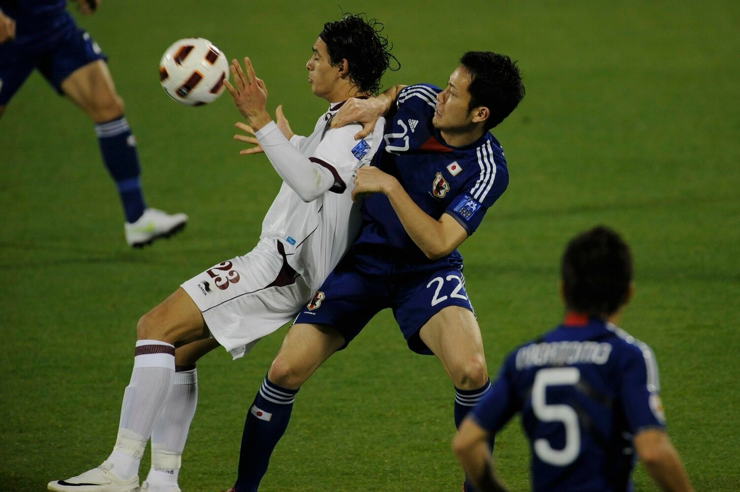 カタールを相手に奮闘する吉田麻也だったが、退場の憂き目にあってしまう　©Takuya Sugiyama