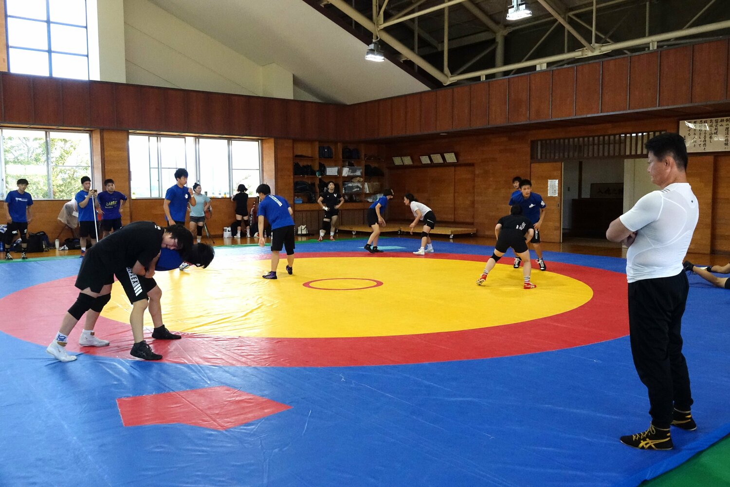 娘の藤波朱理をはじめ、多くの選手を指導する藤波俊一さん（写真右端）©Koji Fuse