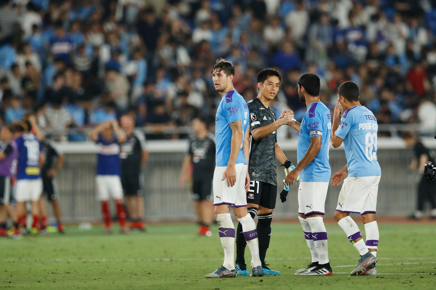 マンチェスター・シティとの試合で後半途中から出場したGK飯倉。試合後にはマンCの選手たちと握手をかわした　©︎AFLO