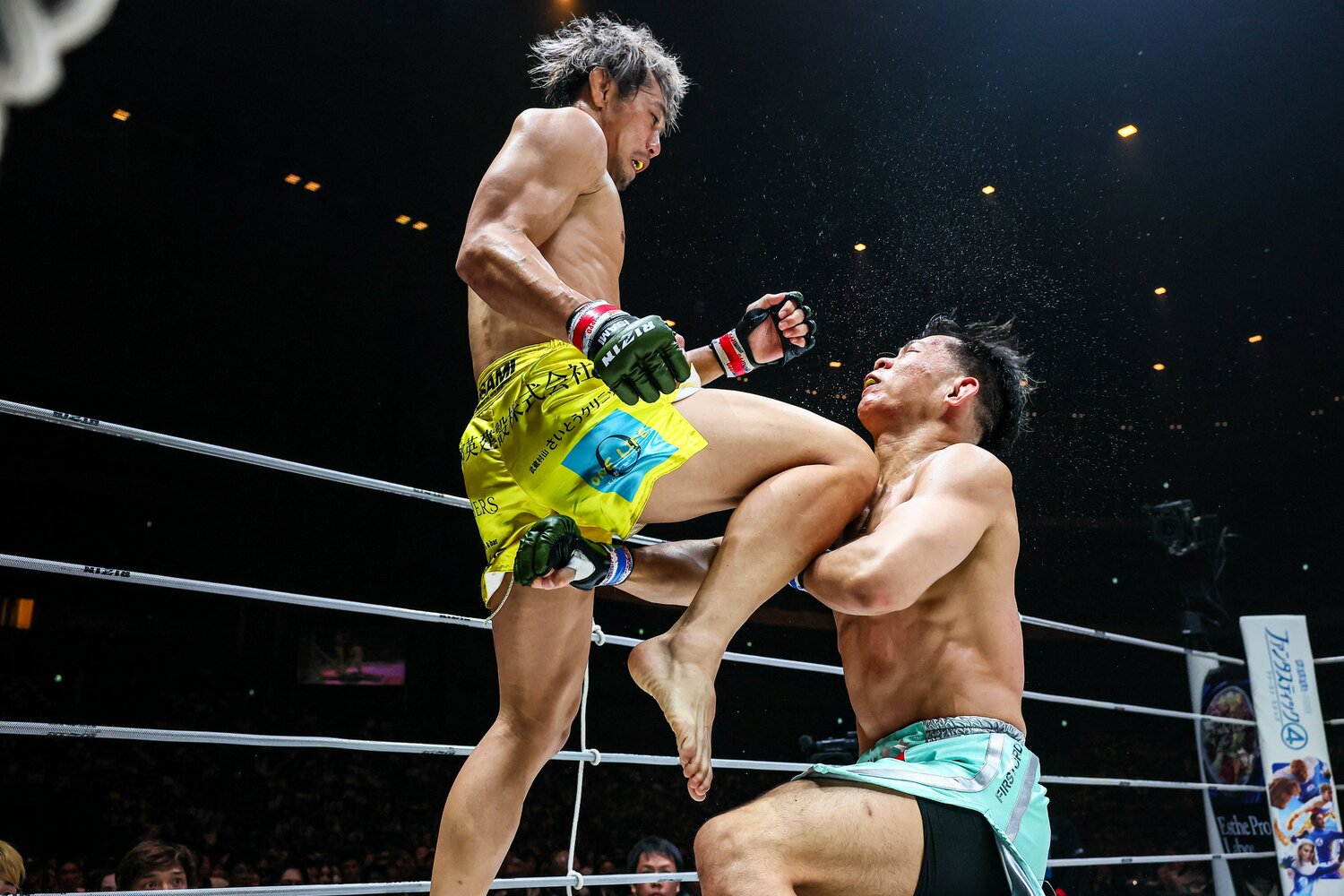 金原正徳の飛び膝蹴りがYA-MANのアゴをとらえた瞬間の連続写真（2枚目／全2枚） ©RIZIN FF Susumu Nagao