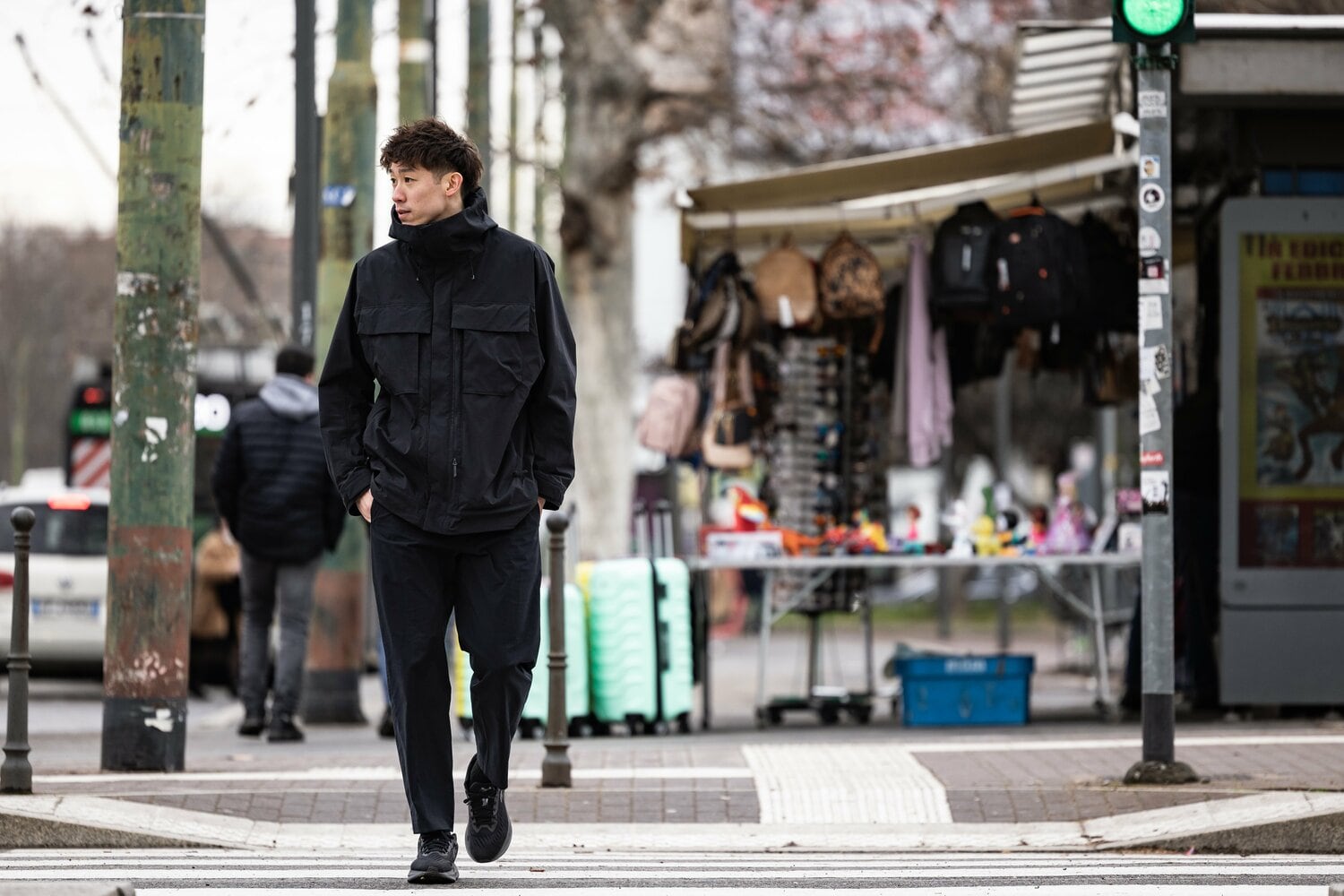 ミラノの街を歩く石川祐希　©︎Takahisa Hirano