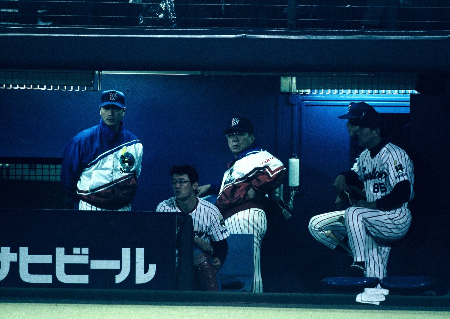 ベンチで戦況を見つめる野村監督　©Sports Graphic Number