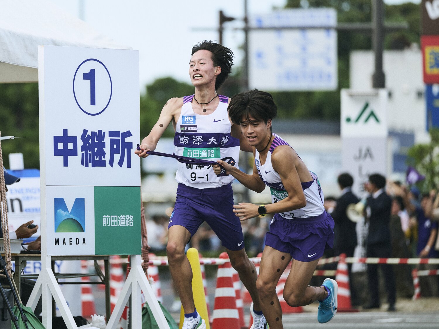 最終的には7位だったが、駒澤大の1区・鈴木大翔(左)は区間トップの走りを見せた ©Yuki Suenaga