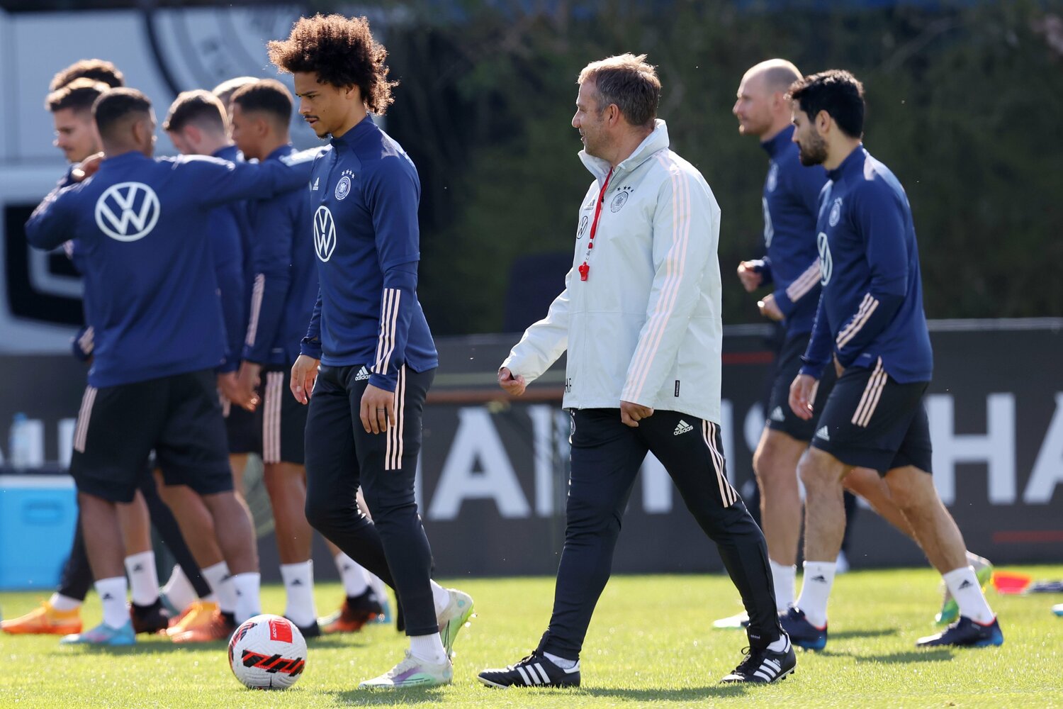 ドイツ代表のトレーニングでレロイ・サネに声をかけるハンジ・フリック監督 ©Getty Images