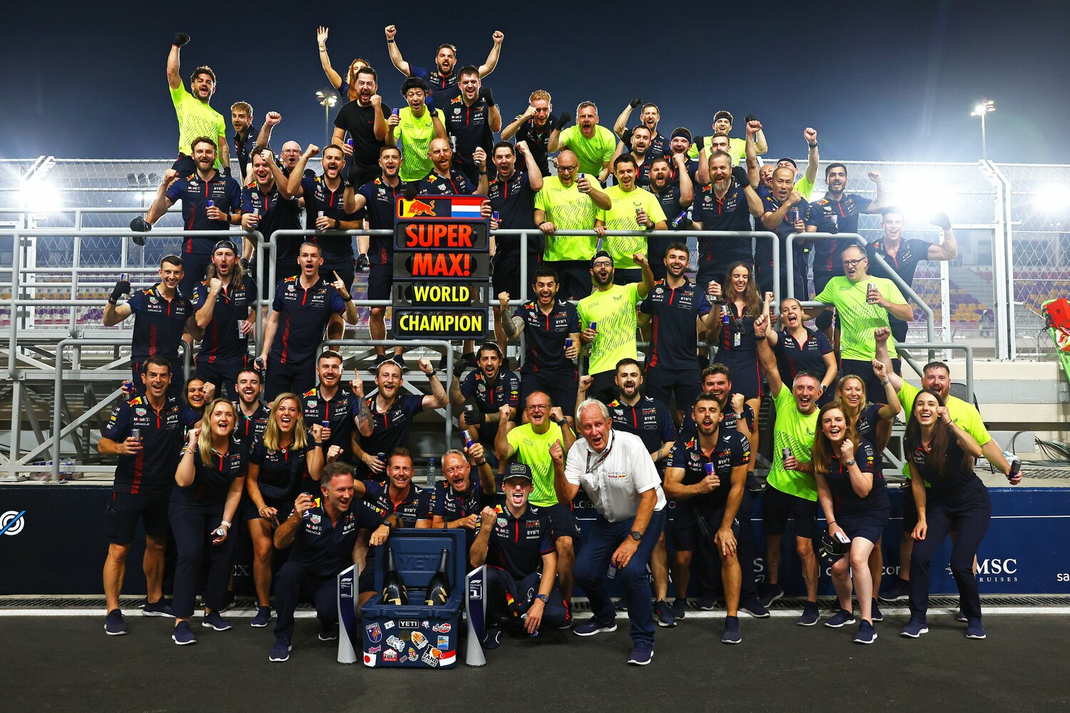 過酷なレースを終え、それでも3連覇を祝うレッドブルの面々　©Getty Images / Red Bull Content Pool