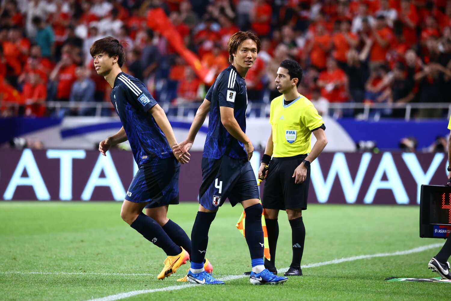 サッカーW杯アジア最終予選・中国戦、後半26分。板倉滉に代わってピッチに投入される高井幸大　©︎JFA/AFLO