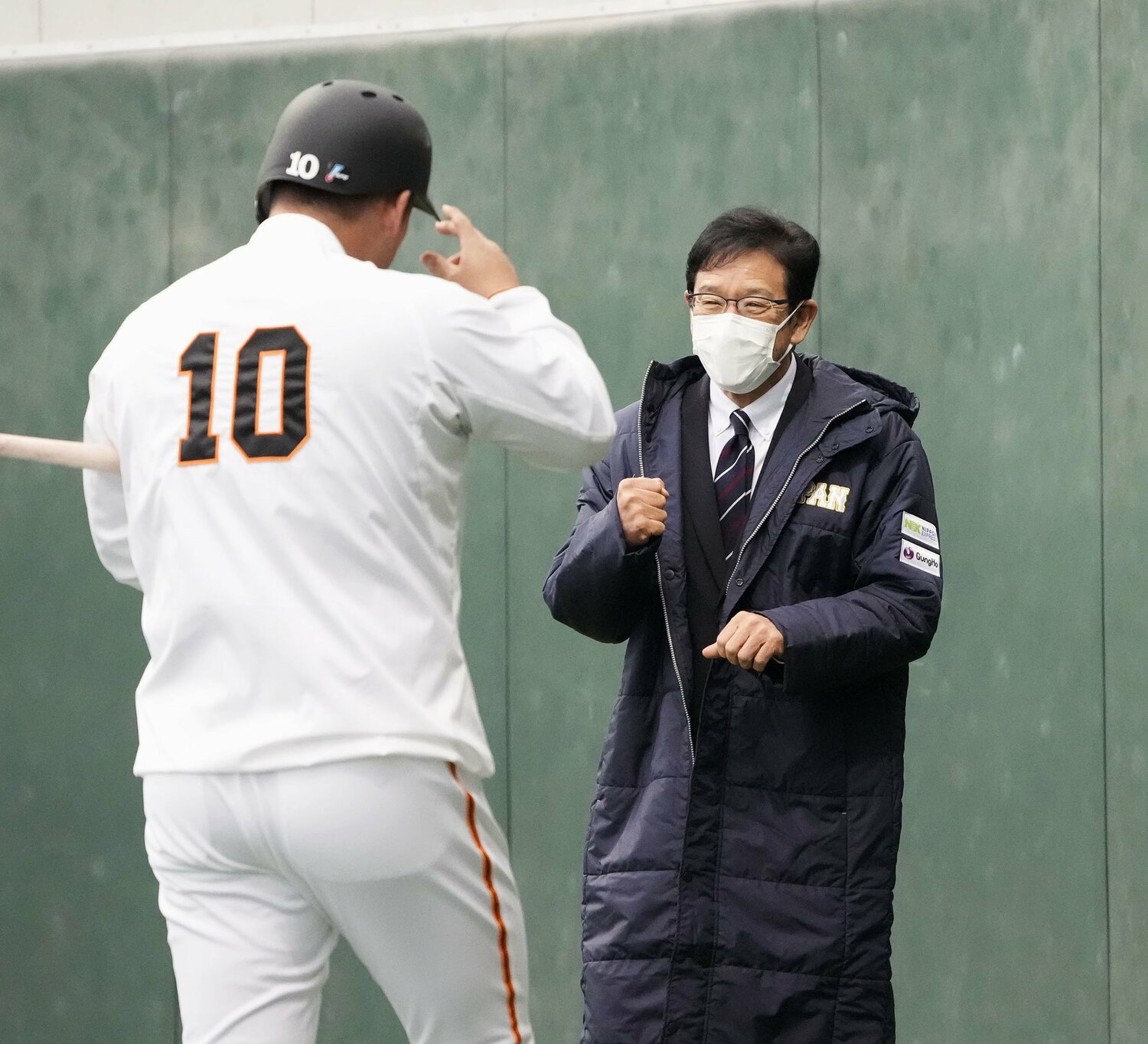 日ハム時代の恩師でもある侍ジャパンの栗山英樹監督に挨拶する中田翔 ©︎KYODO