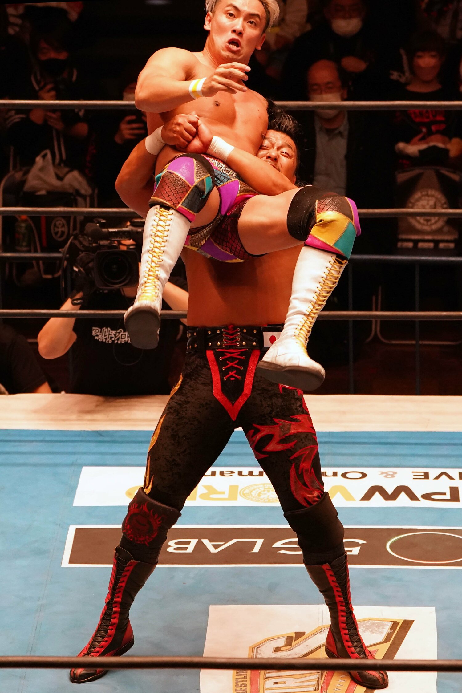 鷹木は「オカダに50周年を背負う資格はない」と一刀両断