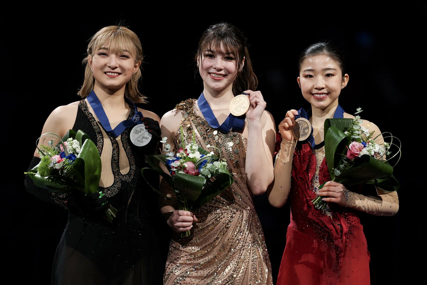 世界選手権で表彰台に立った（左から）坂本花織、アリサ・リュウ、千葉百音　©︎Getty Images