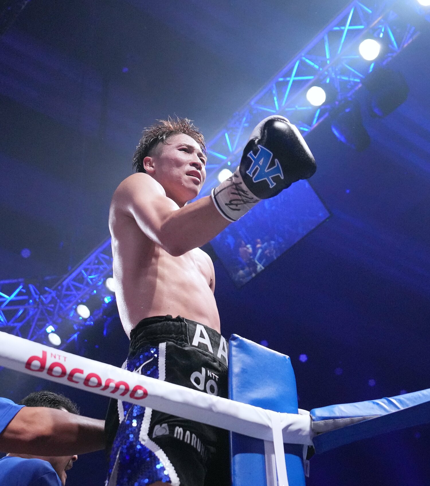 有明アリーナの大歓声に応える井上尚弥　©Naoki Fukuda