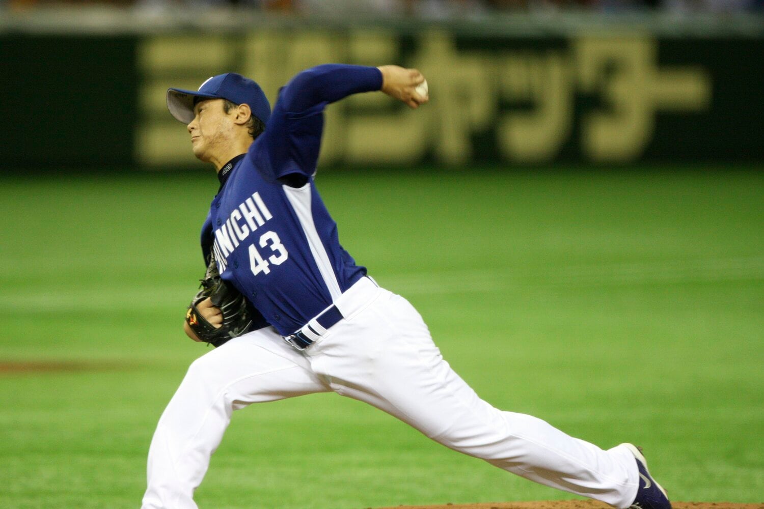 巨人との第1戦で先発した小笠原孝　©BUNGEISHUNJU