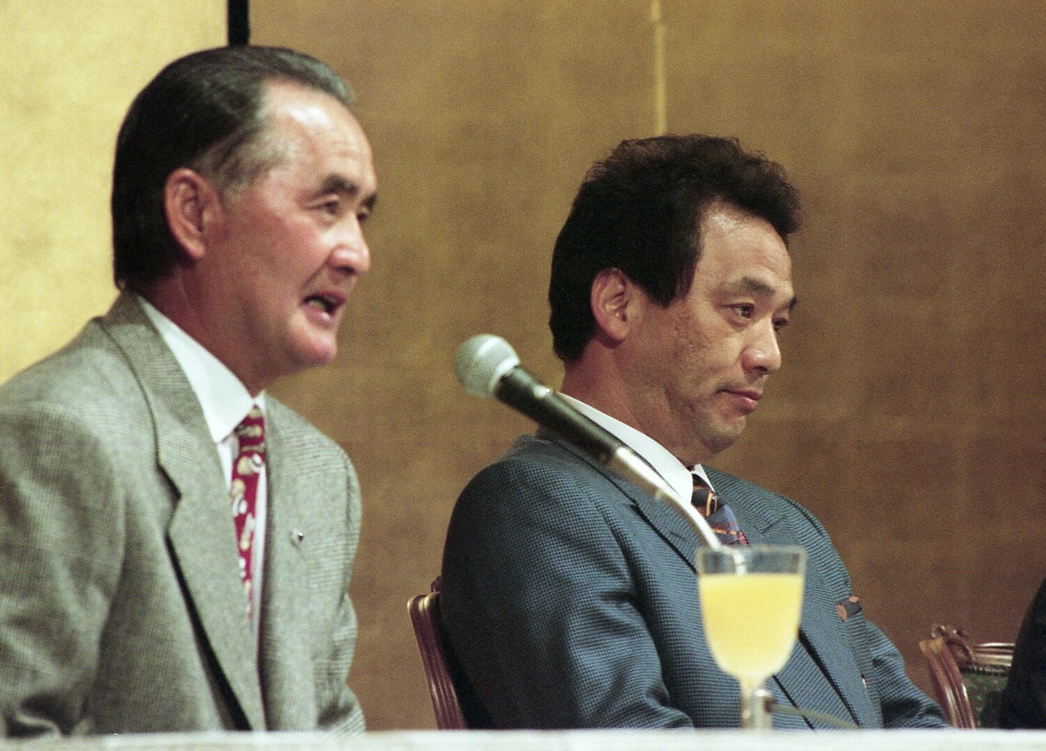 1996年11月28日、巨人・落合博満（当時42歳）の退団会見。長嶋茂雄監督と落合が並ぶ姿は、3年前の入団会見を思い出させた　©Sankei Shimbun