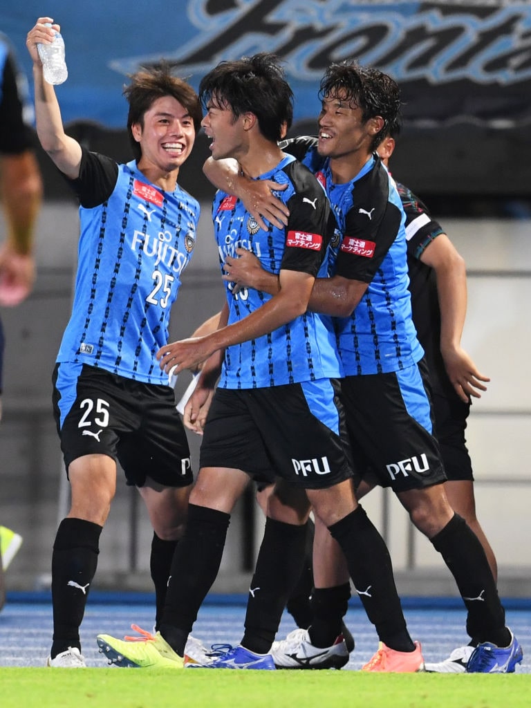 2020年、田中碧と守田英正にゴール後祝福される　©Etsuo Hara/Getty Images