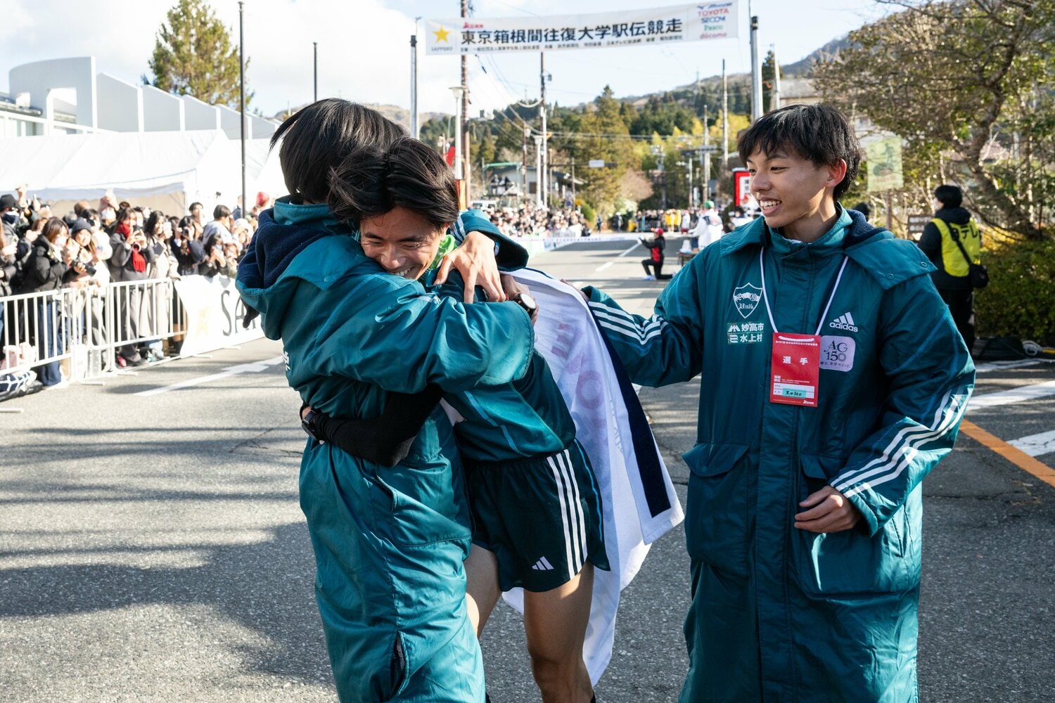 ハグされる5区・若林　©Nanae Suzuki