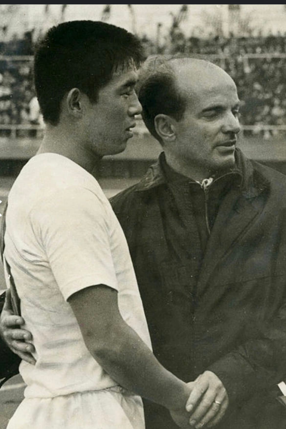 現役時代の杉山隆一と恩師デットマール・クラマー（本人提供）