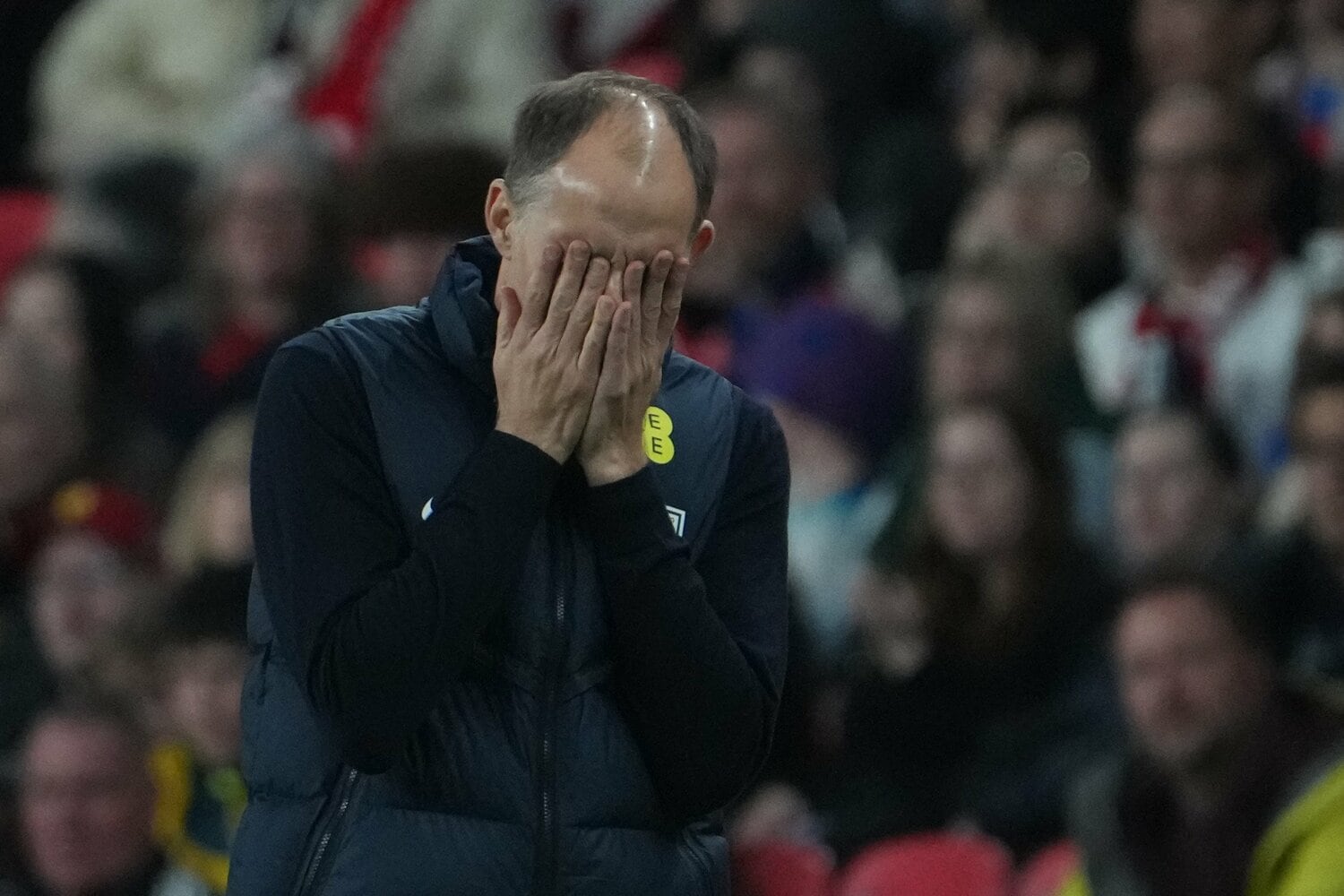 両手で顔を覆うイングランドのトーマス・トゥヘル監督　©Masashi Hara