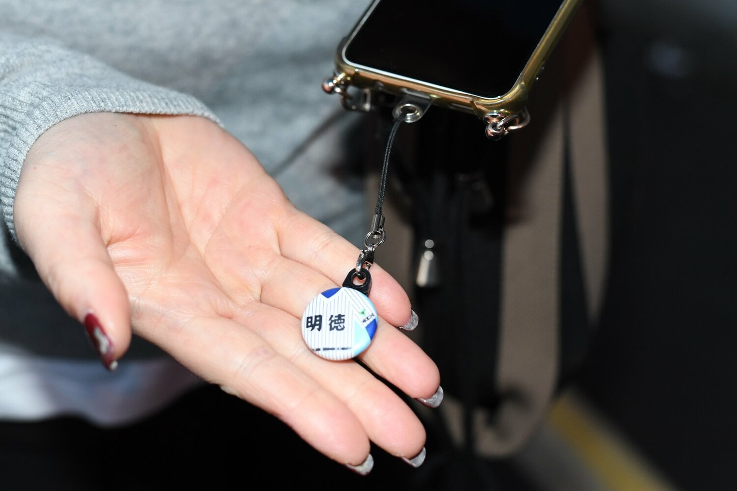 母のスマホには明徳義塾のキーホルダー ©Kota Inoue