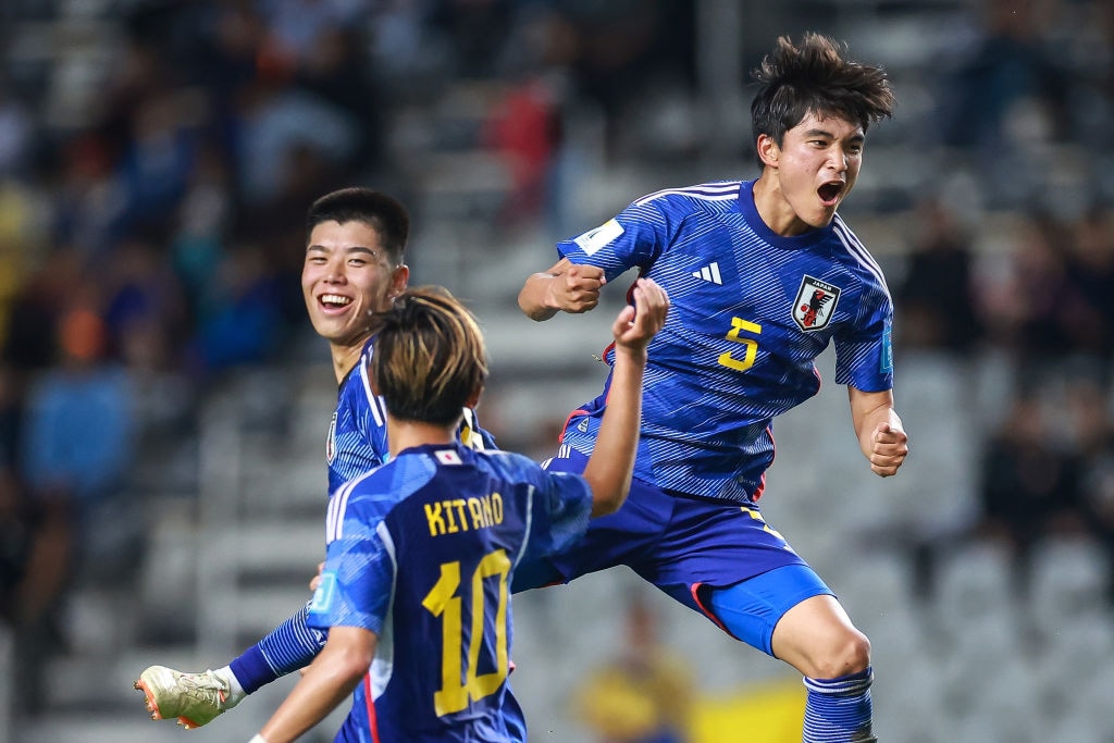 先制点を挙げた山根(5番)を祝福する北野(10番)と高井 ©Getty Images