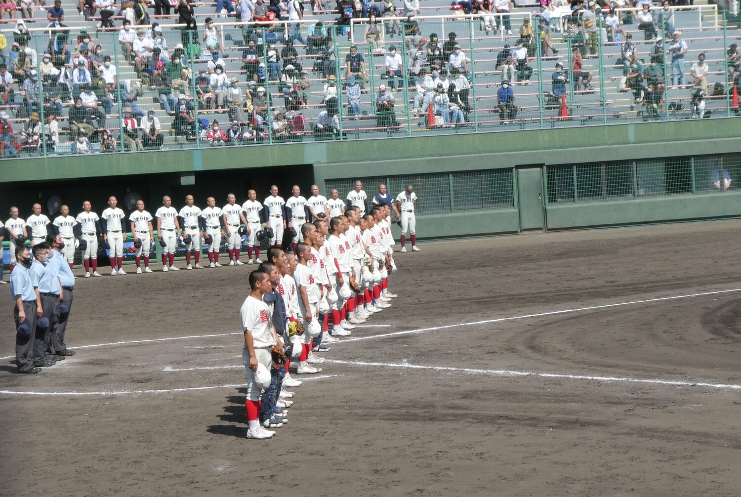 校歌をうたう智弁和歌山の横で、悔しそうな表情を浮かべる大阪桐蔭ナイン　©︎Noriko Yonemushi
