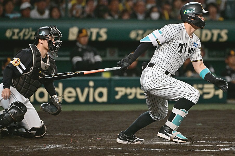 第4戦 阪神2－3ソフトバンク　KEYMAN　佐藤輝明／大津亮介＜Number Web＞ photograph by Hideki Sugiyama