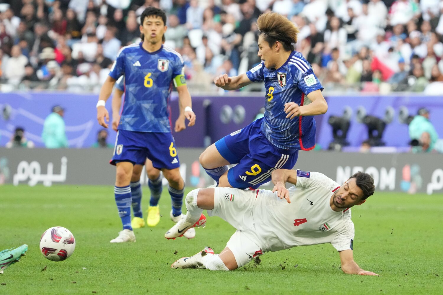 激しいタックルを受ける上田綺世　©Masashi Hara