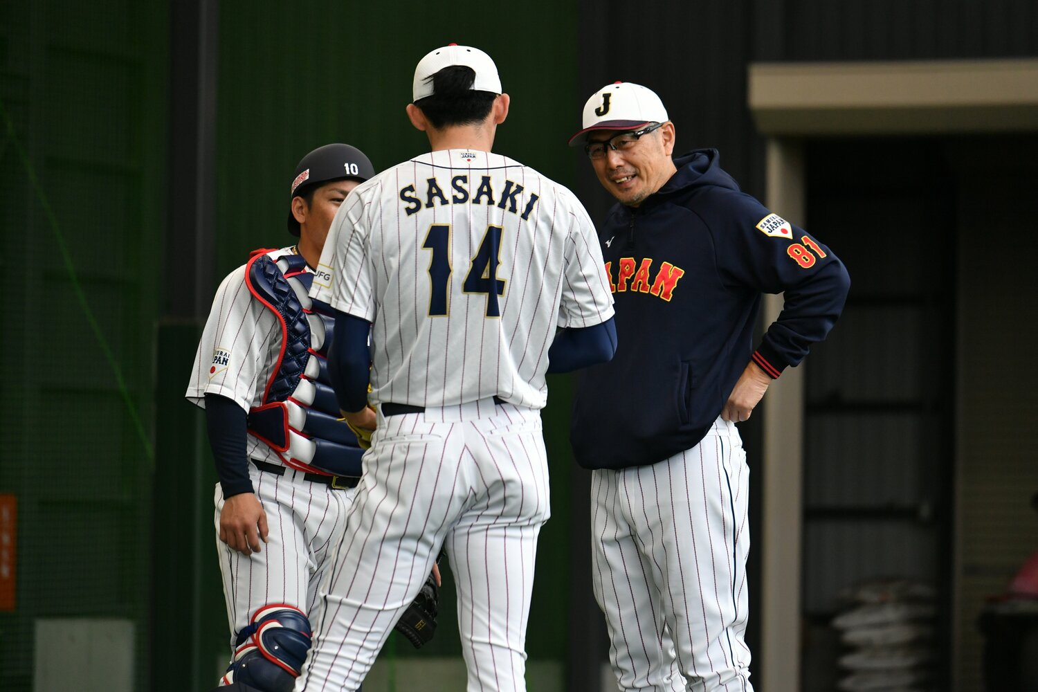 吉井コーチ（ロッテ監督、一番右）と佐々木朗希　©Hideki Sugiyama