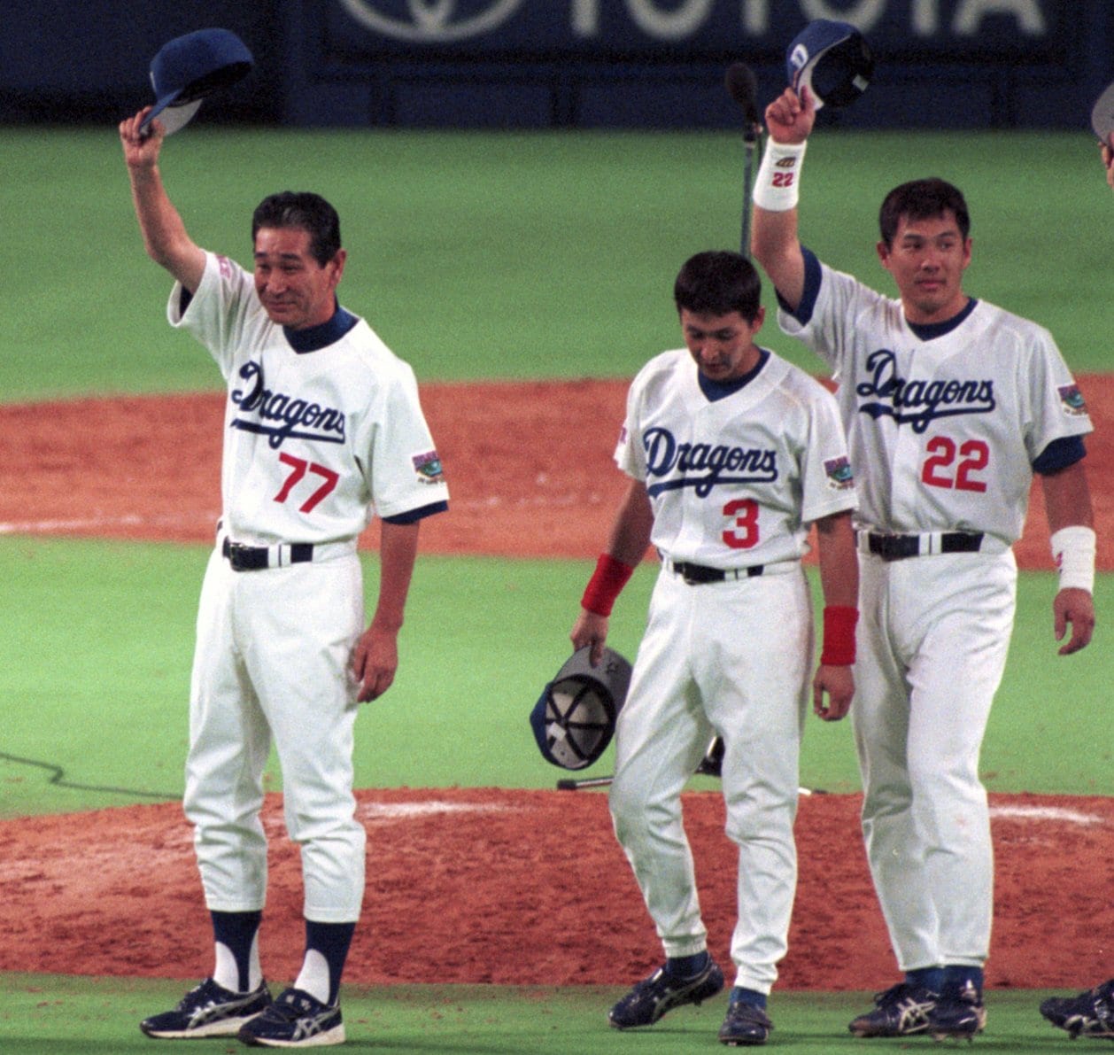 1999年の(左から)星野監督、立浪、山崎 ©Kyodo News