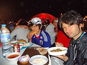 温かいスープやチキンが振舞われました